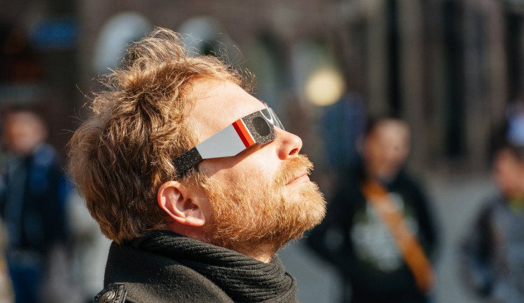 Slunce částečně skryje svou tvář, k pozorování zatmění je potřeba použít filtr