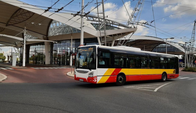 Dušičky mění otevírací dobu hřbitovů i jízdní řády MHD