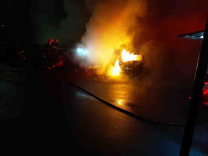 Na sídlišti v Kojetíně hořely dva osobní vozy. Hasiči museli zasahovat v dýchacích přístrojích