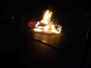 Na sídlišti v Kojetíně hořely dva osobní vozy. Hasiči museli zasahovat v dýchacích přístrojích