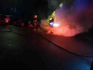 Na sídlišti v Kojetíně hořely dva osobní vozy. Hasiči museli zasahovat v dýchacích přístrojích