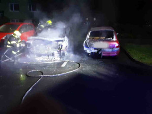 Na sídlišti v Kojetíně hořely dva osobní vozy. Hasiči museli zasahovat v dýchacích přístrojích