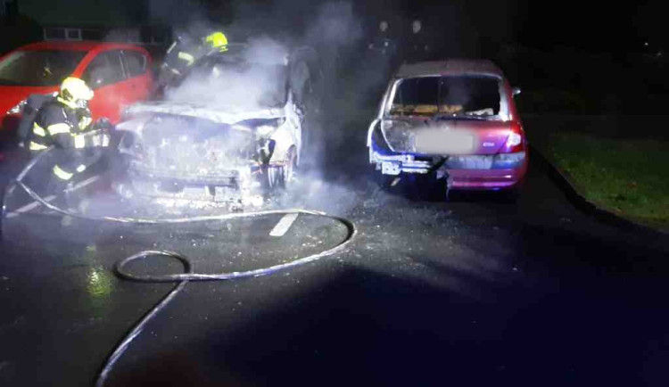 Na sídlišti v Kojetíně hořely dva osobní vozy. Hasiči museli zasahovat v dýchacích přístrojích