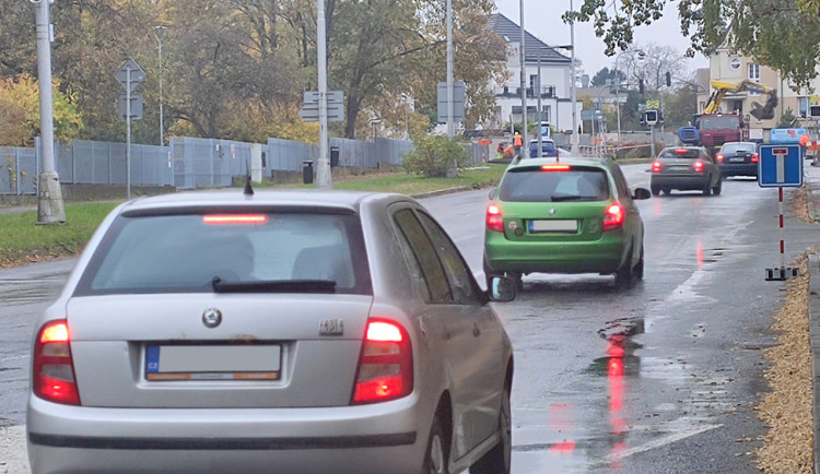Někteří motoristé až příliš pozdě zjistili, že Tomkovou ulicí kvůli opravě přejezdu neprojedou