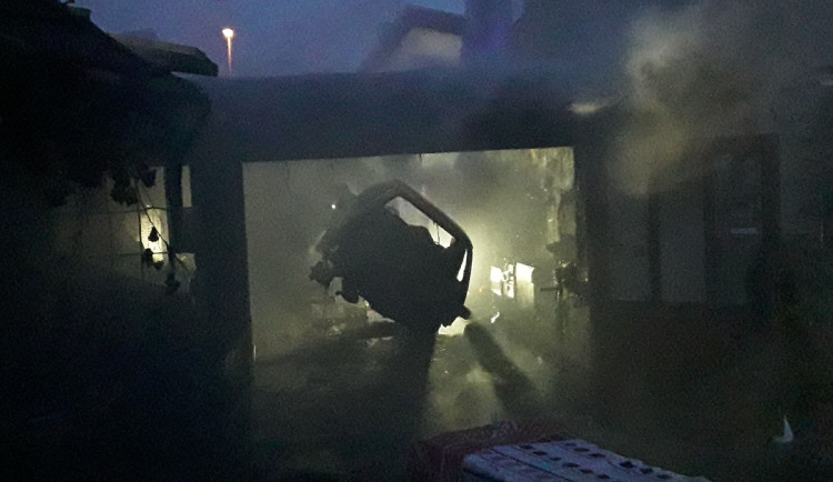 VIDEO: Obtížný zásah hasičů ve Šternberku. V hořící garáži byly plynové lahve, jeden člověk se zranil