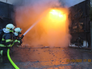 VIDEO: Obtížný zásah ve Šternberku. V hořící garáži byly plynové lahve, jeden člověk se zranil