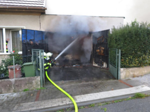 VIDEO: Obtížný zásah ve Šternberku. V hořící garáži byly plynové lahve, jeden člověk se zranil