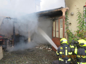 VIDEO: Obtížný zásah ve Šternberku. V hořící garáži byly plynové lahve, jeden člověk se zranil