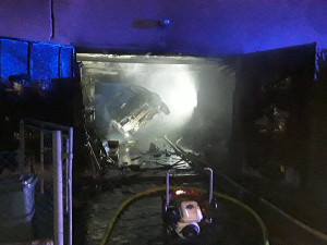VIDEO: Obtížný zásah ve Šternberku. V hořící garáži byly plynové lahve, jeden člověk se zranil