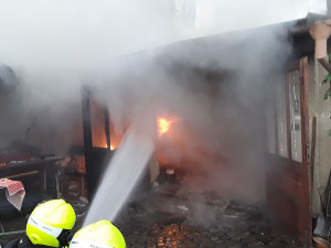 VIDEO: Obtížný zásah ve Šternberku. V hořící garáži byly plynové lahve, jeden člověk se zranil