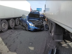 Na obchvatu Olomouce u Globusu se srazilo osm aut. Šest lidí je zraněných, doprava od Slavonína je přerušená