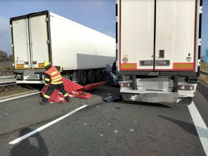 Na obchvatu Olomouce u Globusu se srazilo osm aut. Šest lidí je zraněných, doprava od Slavonína je přerušená