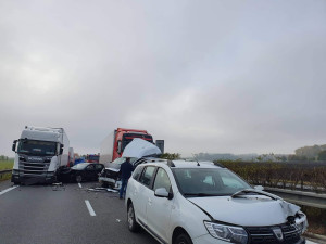 Na obchvatu Olomouce se srazilo devět aut, šest lidí se zranilo. Směr na Mohelnici byl uzavřený