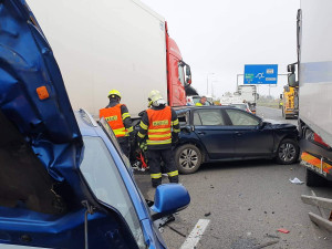 Na obchvatu Olomouce se srazilo devět aut, šest lidí se zranilo. Směr na Mohelnici byl uzavřený