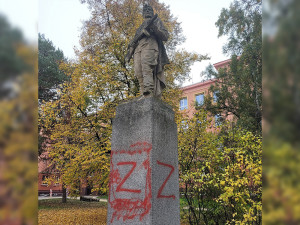 Na sochu Rudoarmějce v Přerově nasprejoval vandal písmena Z. Barbarský čin, řekl primátor