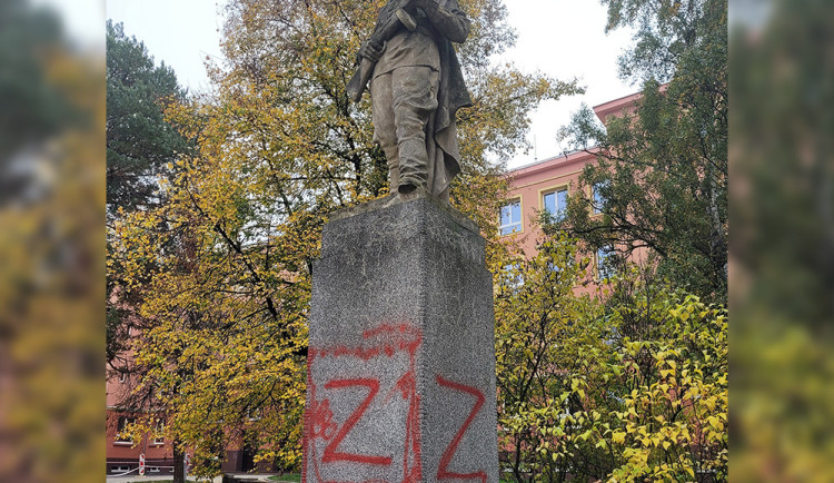 Na sochu Rudoarmějce v Přerově nasprejoval vandal písmena Z