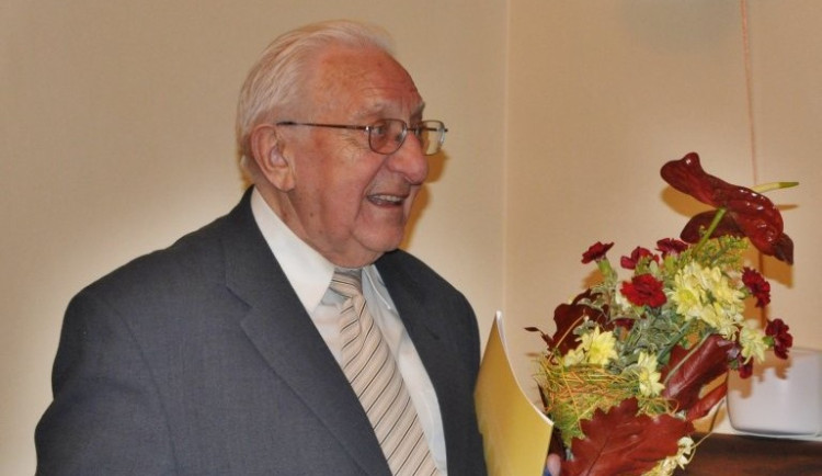 Prezident vyznamenal také televizního režiséra Gustava Oplustila, rodáka z Hranic, který před pár dny zemřel