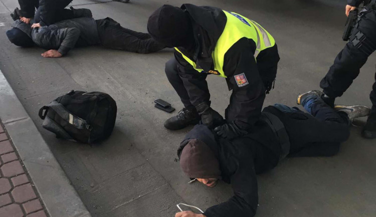 size3-16153699381589-124-size3-16122508674701-60-migranti-z-libye-se-vezli-v-podvozku-kamionu-bulharskeho-ridice