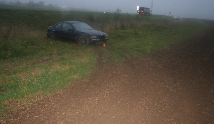 Opilý mladík na silnici směrem na Krčmaň vyletěl s BMW ze silnice. Skončil v nemocnici