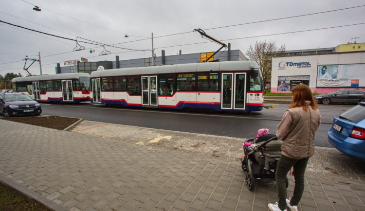 FOTOGALERIE: Tramvaje už jezdí až na Povel. Novou trať zkouší první cestující