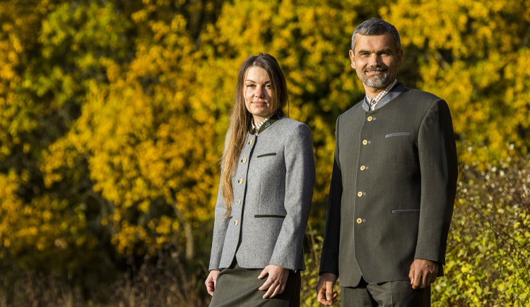 Správci v Krkonoších nosí nové slavnostní uniformy, doteď byly jen terénní stejnokroje