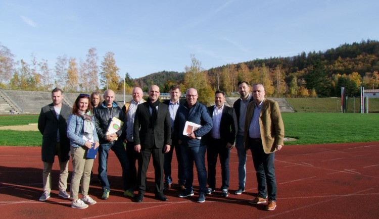 Rekonstrukce atletického stadionu ve Varech začíná. Hotovo bude příští rok