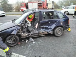 V Olomouci komplikovaly provoz dvě nehody. Hasiči museli vyprostit zaklíněného řidiče