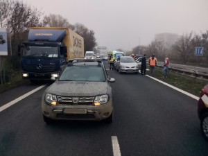 V Olomouci komplikují provoz dvě nehody. Hasiči museli vyprostit zaklíněného řidiče