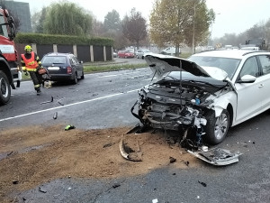 V Olomouci komplikují provoz dvě nehody. Hasiči museli vyprostit zaklíněného řidiče