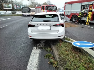 V Olomouci komplikují provoz dvě nehody. Hasiči museli vyprostit zaklíněného řidiče