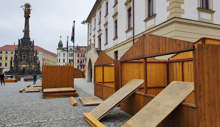 Centrum Olomouce už se připravuje na vánoční trhy
