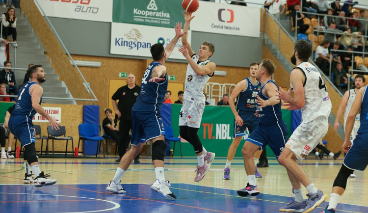 Sokoli padli s medvědy, Hradec čeká v lize na výhru už přes měsíc