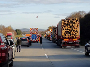 Vážná dopravní nehoda uzavřela dálnici D35 u Velkého Újezdu na Olomoucku