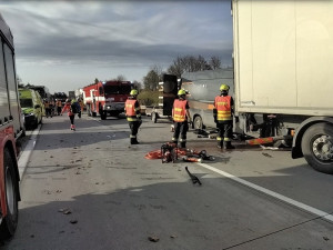 Těžká nehoda zavřela na Olomoucku dálnici na Ostravu. Pro zraněného letěl vrtulník