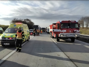 Těžká nehoda zavřela na Olomoucku dálnici na Ostravu. Pro zraněného letěl vrtulník