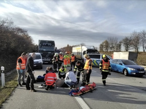 Těžká nehoda zavřela na Olomoucku dálnici na Ostravu. Pro zraněného letěl vrtulník