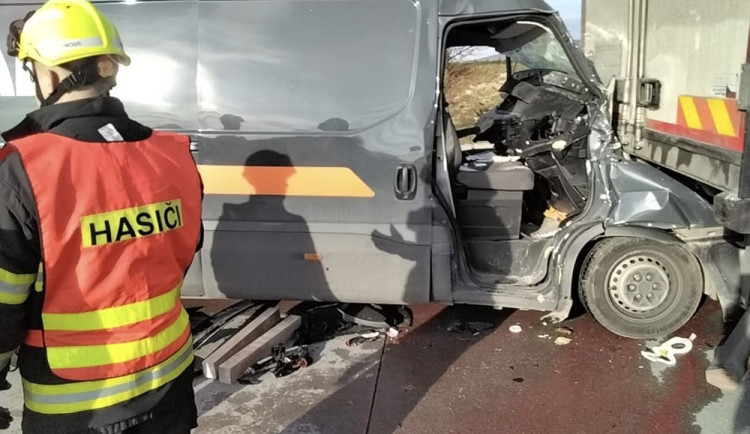 Těžká nehoda kvůli chodci na dálnici. Na D35 u Olomouce letěl pro zraněného vrtulník