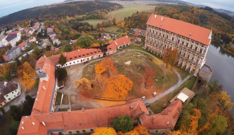 TIP NA VÍKEND: Plumlovský zámek v sobotu nabídne Hubertské slavnosti, Uspávání broučků a ochutnávku hmyzu
