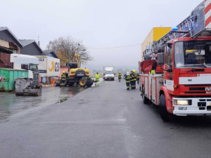 Neplánovaná demolice. Kamion při výjezdu z haly utrhl kus zdi, vůz vyprošťují hasiči