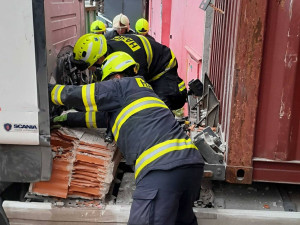 Neplánovaná demolice. Kamion při výjezdu z haly utrhl kus zdi, vůz vyprošťují hasiči