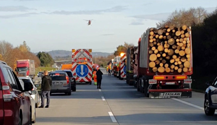 Čtrvteční nehodu na D35 vyšetřuje policie pro těžké ublížení na zdraví. Viníkovi hrozí až čtyři roky vězení