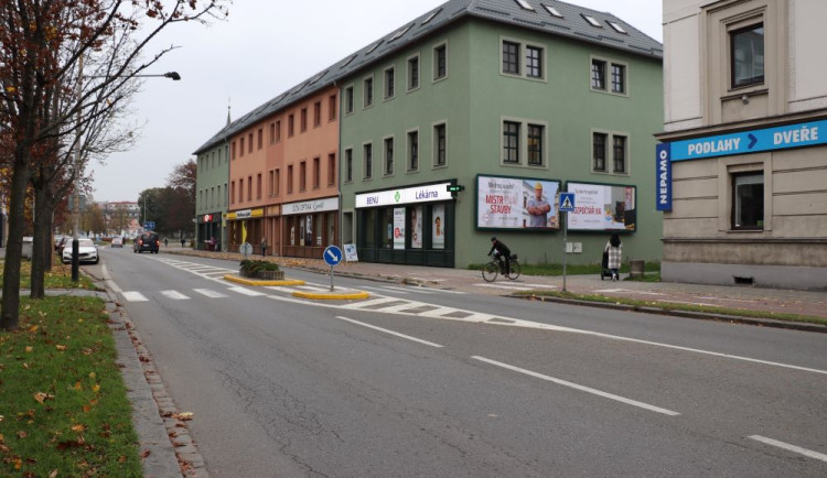 Motoristé v Přerově už nebudou najíždět na cyklostezku. Město pořídí betonové zábrany