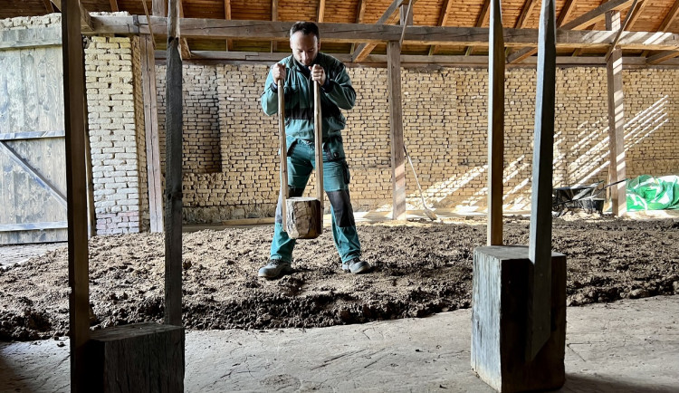 Ve stodole Hanáckého muzea v přírodě se opravuje mlat. Použit bude i hovězí trus