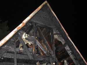 Při požáru chaty v Těšíkově zemřel člověk. Plameny objekt zcela zničily, škoda je 750 tisíc