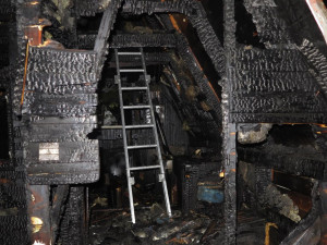 Při požáru chaty v Těšíkově zemřel člověk. Plameny objekt zcela zničily, škoda je 750 tisíc