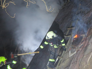 Při požáru chaty v Těšíkově zemřel člověk. Plameny objekt zcela zničily, škoda je 750 tisíc