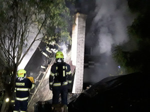 Při požáru chaty v Těšíkově zemřel člověk. Plameny objekt zcela zničily, škoda je 750 tisíc