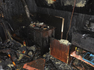 Při požáru chaty v Těšíkově zemřel člověk. Plameny objekt zcela zničily, škoda je 750 tisíc