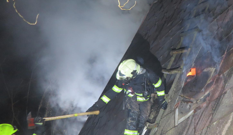 Při požáru chaty v Těšíkově zemřel člověk. Plameny objekt zcela zničily, škoda je 750 tisíc