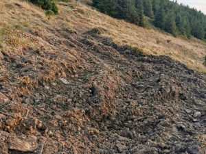 Na Červené hoře těžká technika rozjezdila vzácnou tundru. Případ už řeší inspekce životního prostředí